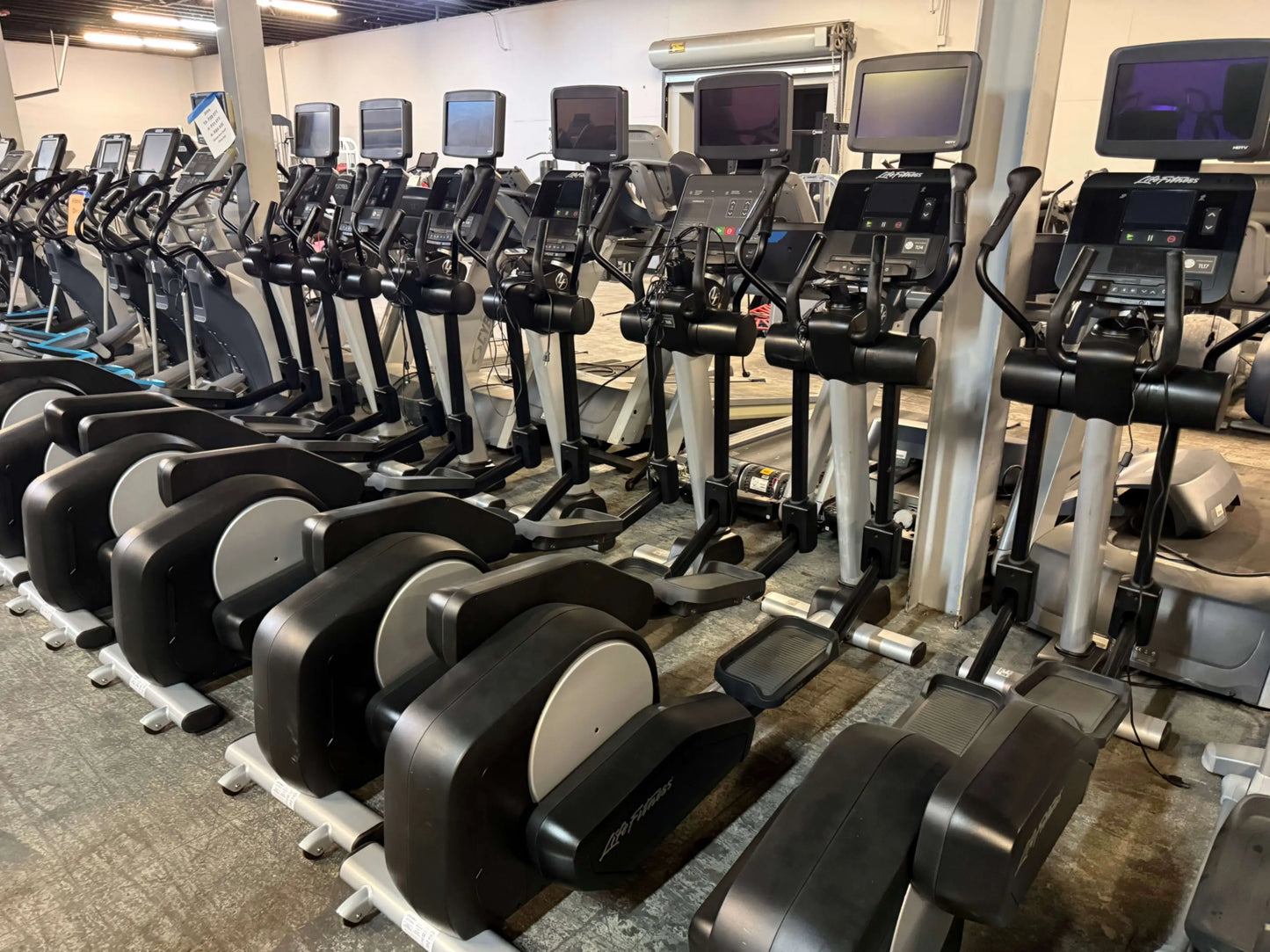 Life Fitness Cross Trainer Integrity Series - elliptical trainers