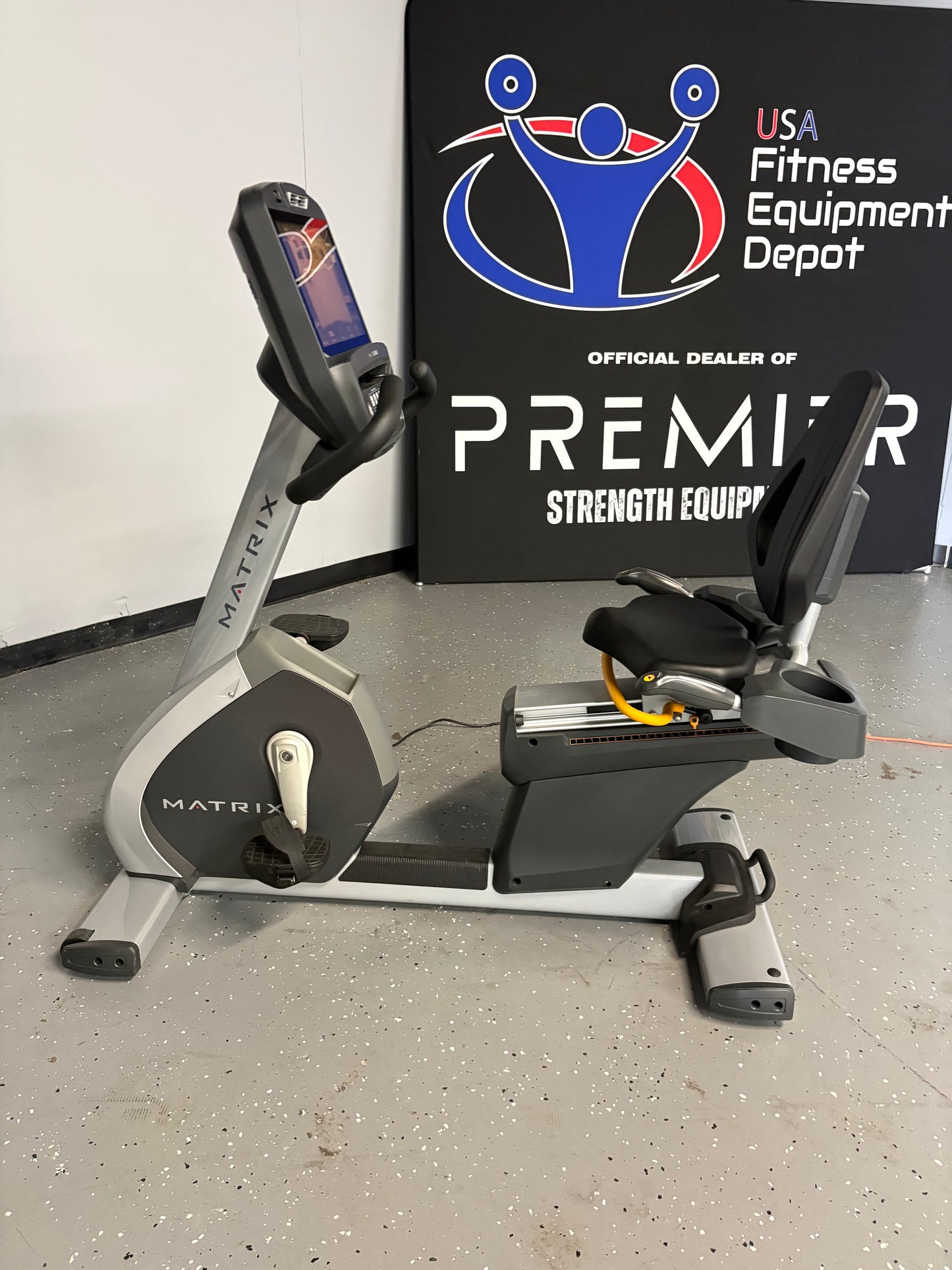 Matrix Fitness R5x Recumbent Bike w/Touchscreen *Refurbished*