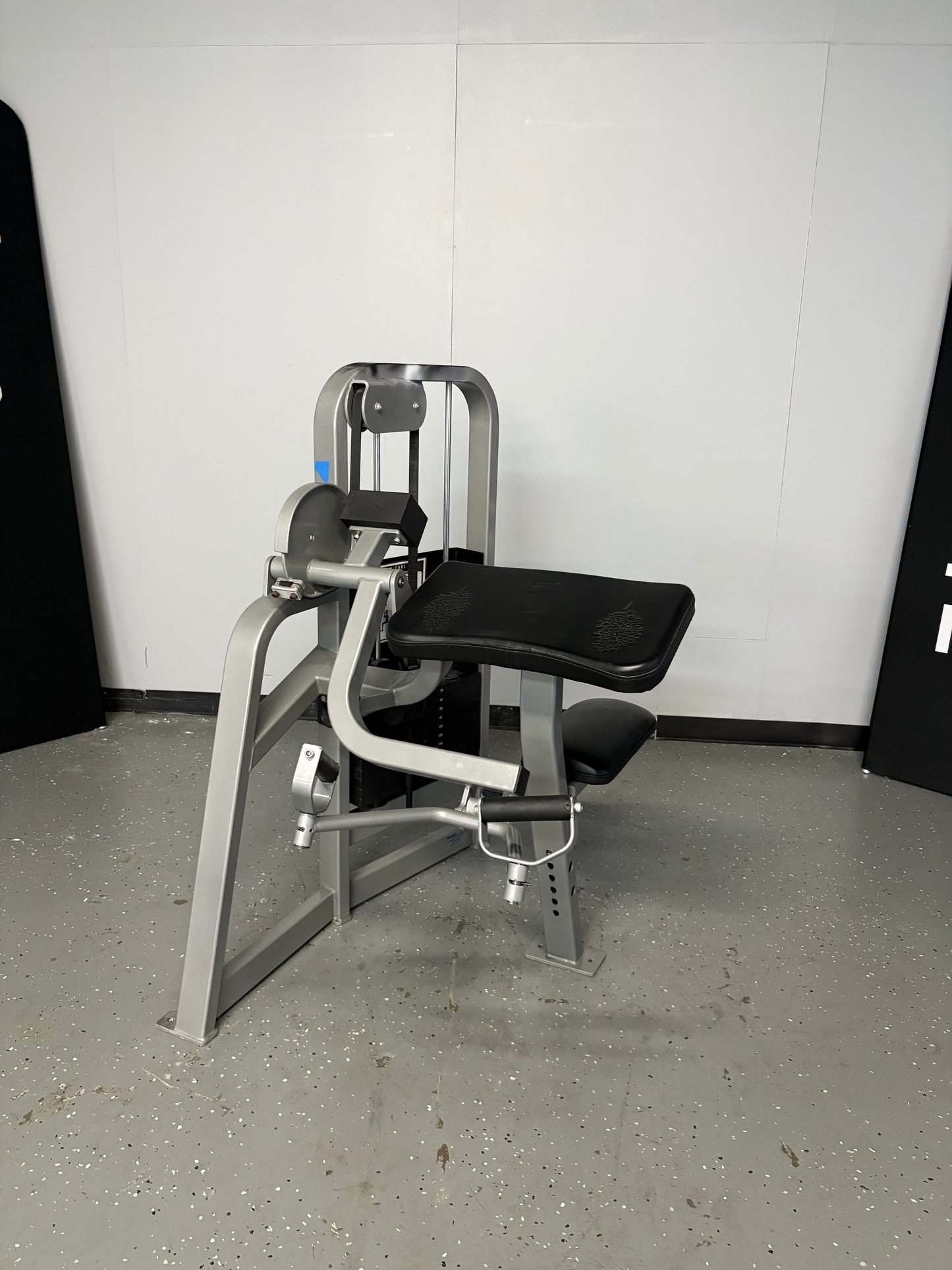 Cybex VR2 Rotary Bicep Curl
