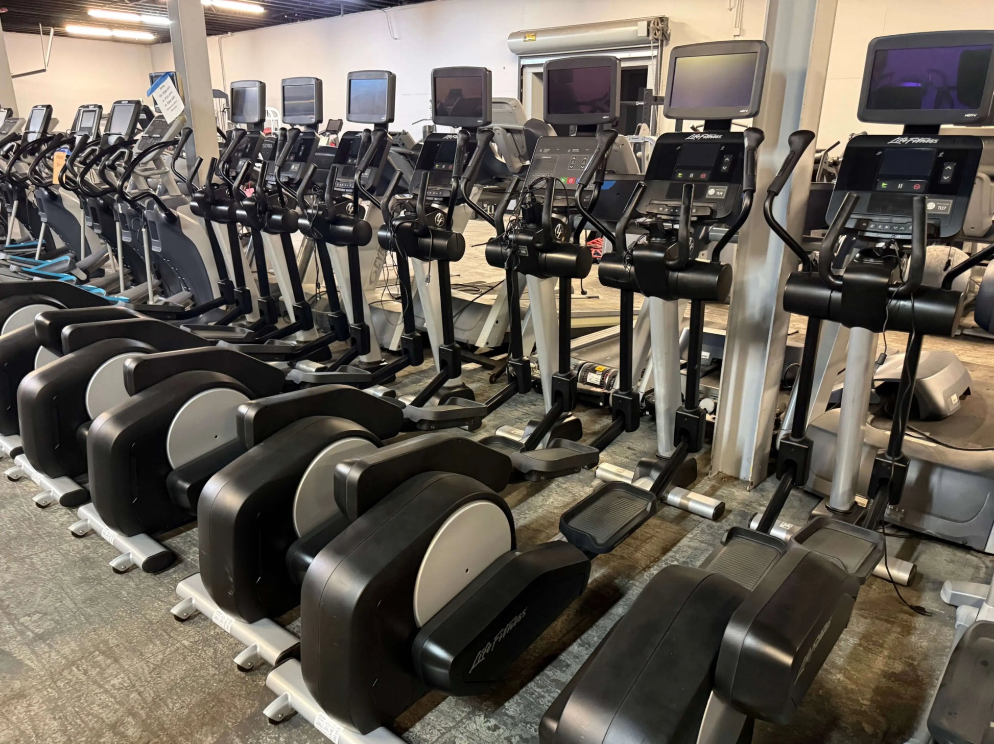 Life Fitness Cross Trainer Integrity Series - elliptical trainers