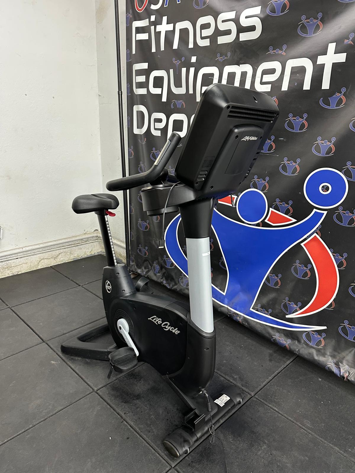 Life Fitness 95C Discover SE Upright Bike *REFURBISHED*