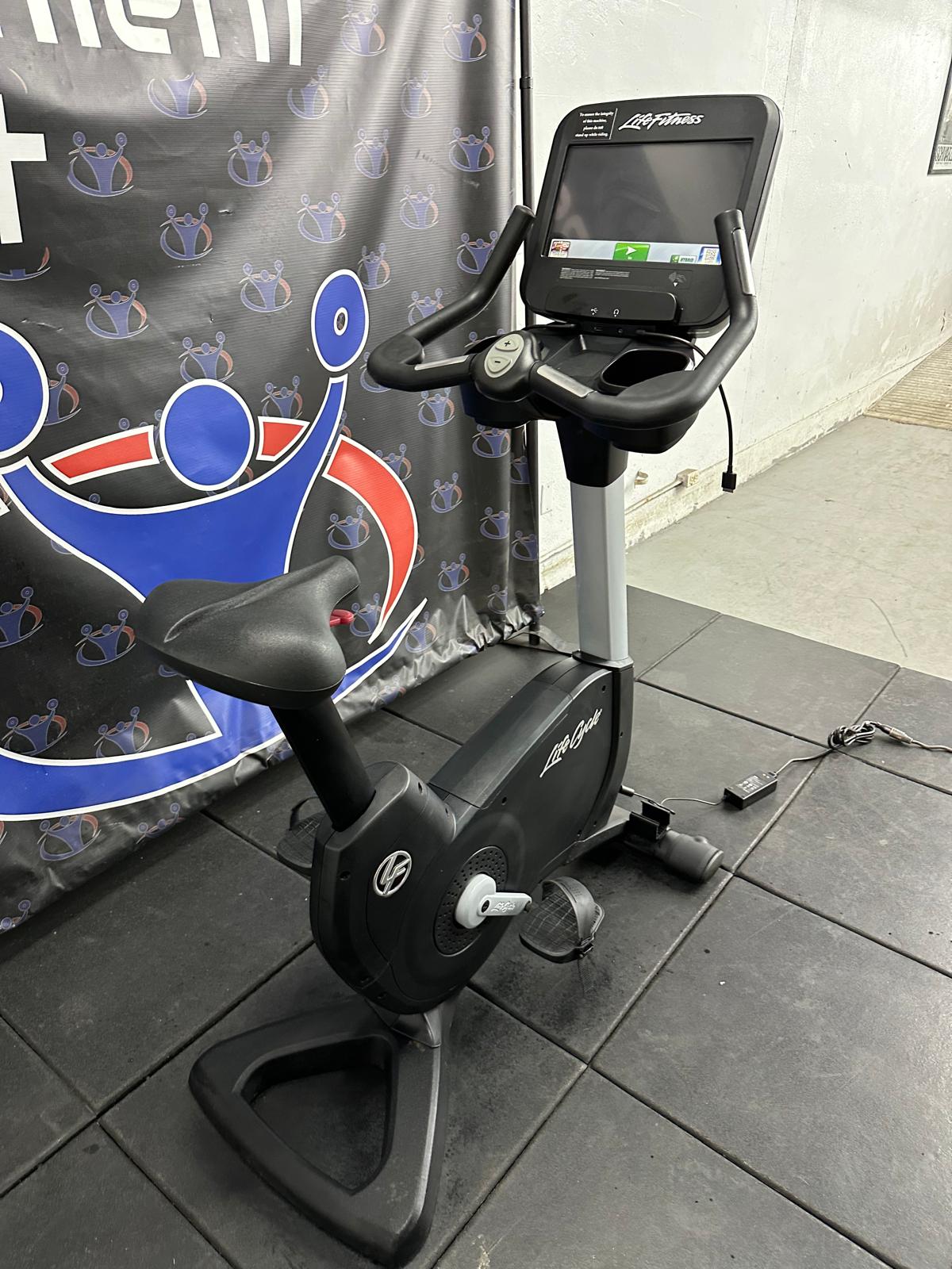 Life Fitness 95C Discover SE Upright Bike *REFURBISHED*