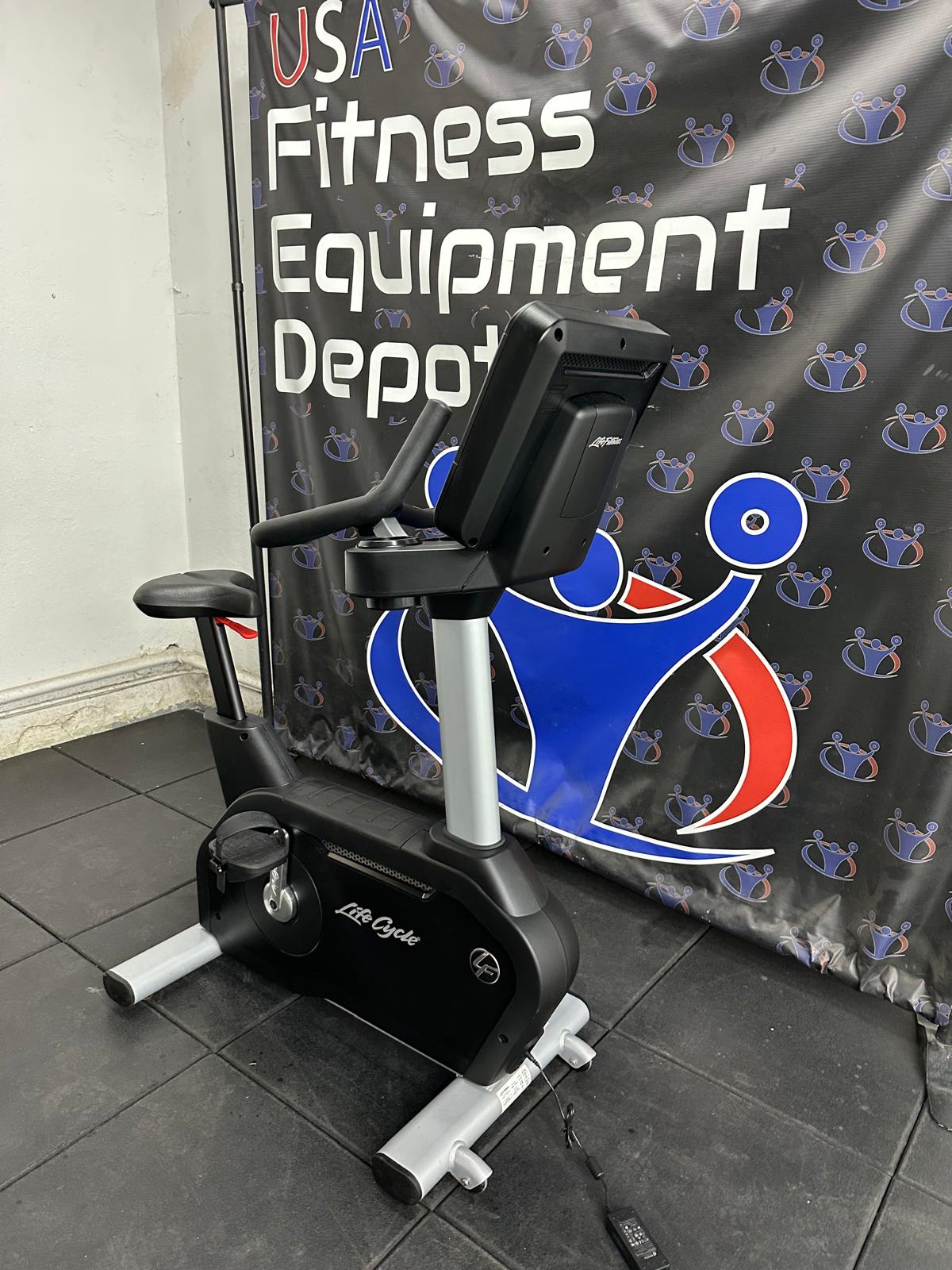 Life Fitness 95C Discover SE3 Upright Bike *REFURBISHED*