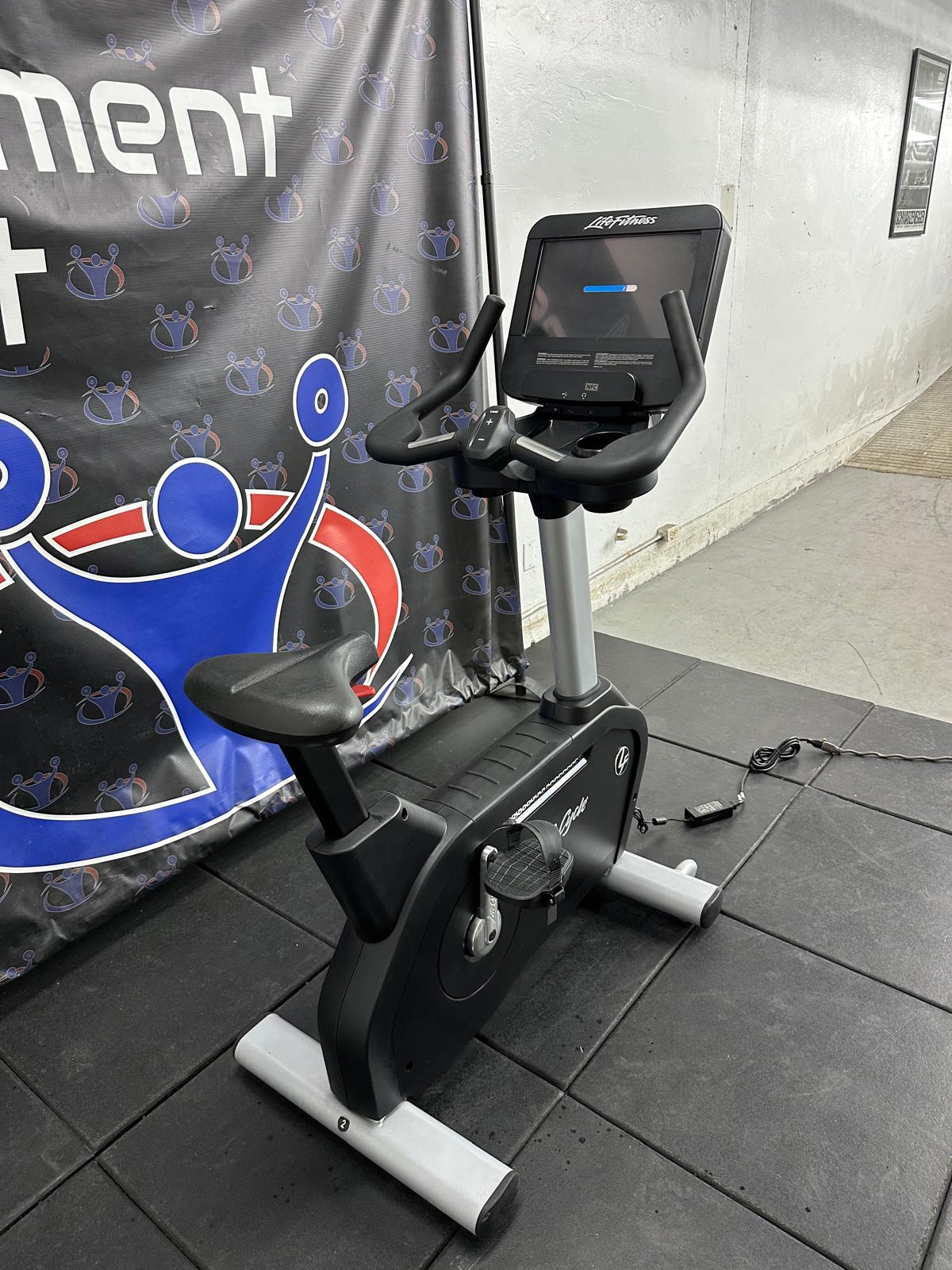 Life Fitness 95C Discover SE3 Upright Bike *REFURBISHED*