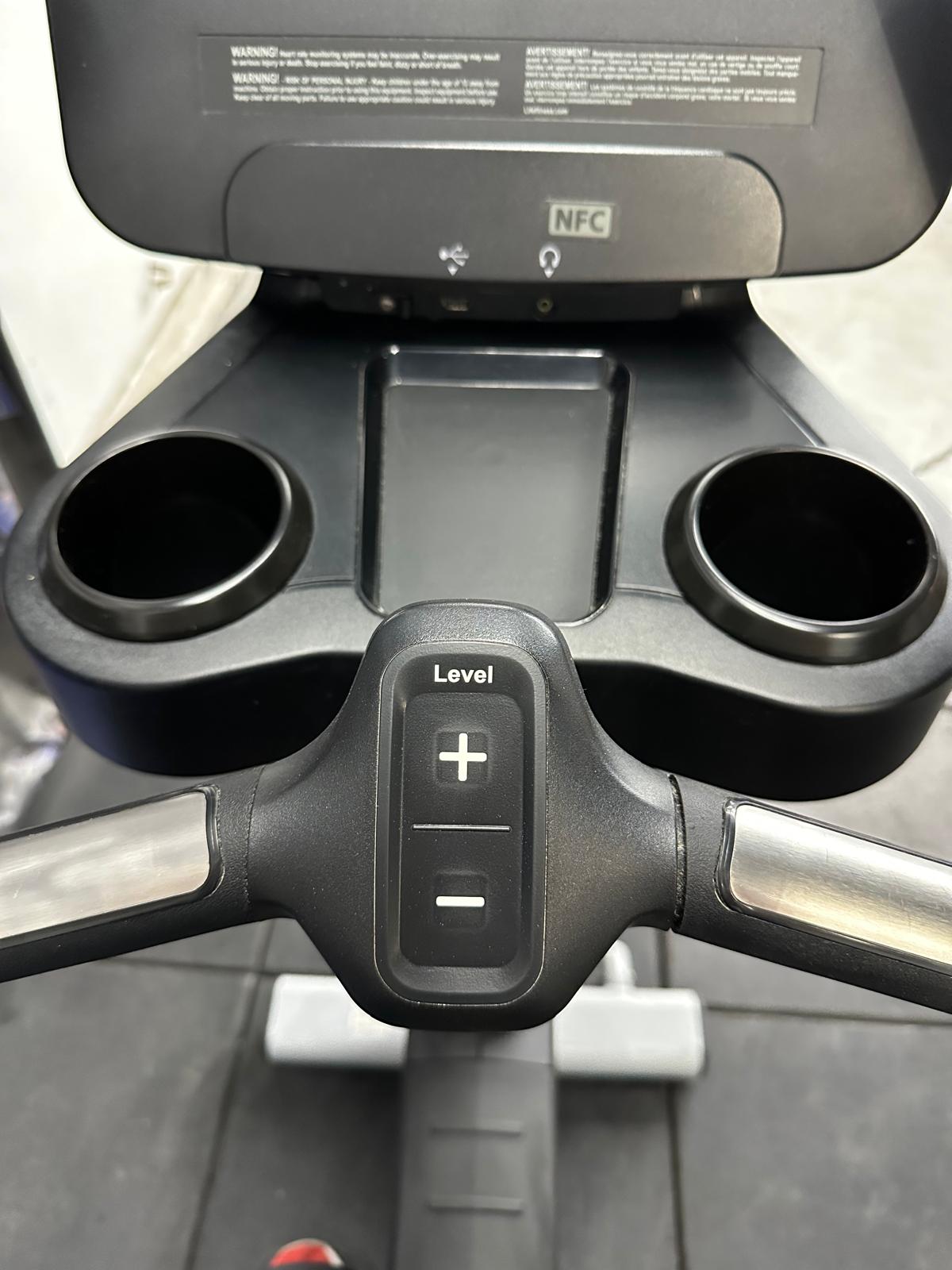 Life Fitness 95C Discover SE3 Upright Bike *REFURBISHED*