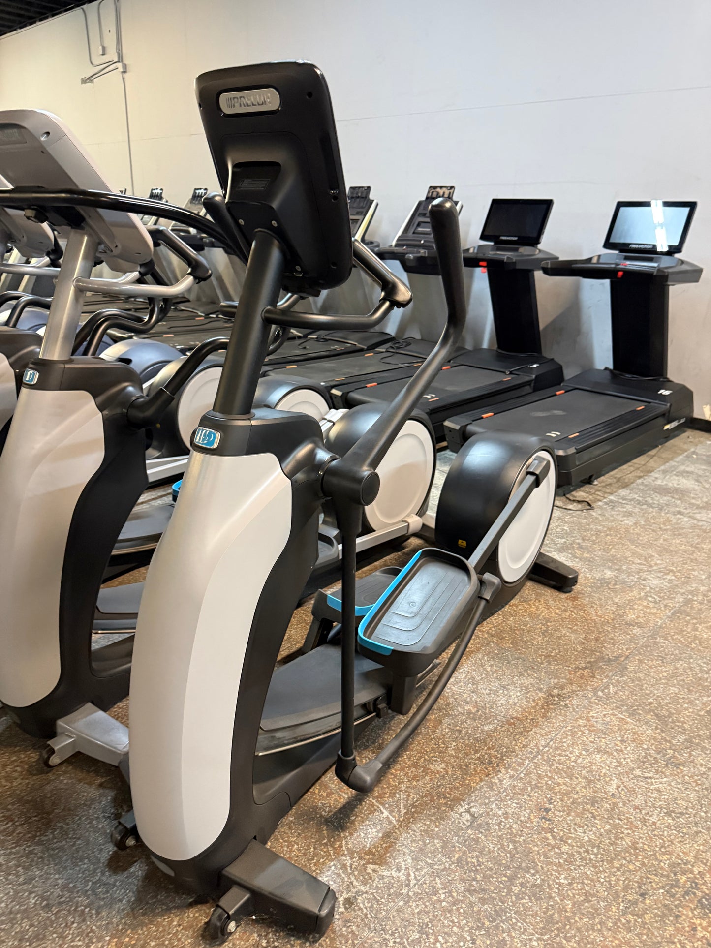 Precor EFX 835 Converging Ramp Total Body Elliptical w/P31 console *Refurbished*