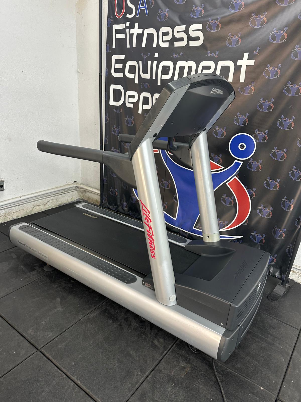 Life Fitness CLST Integrity Series Treadmill *REFURBISHED*