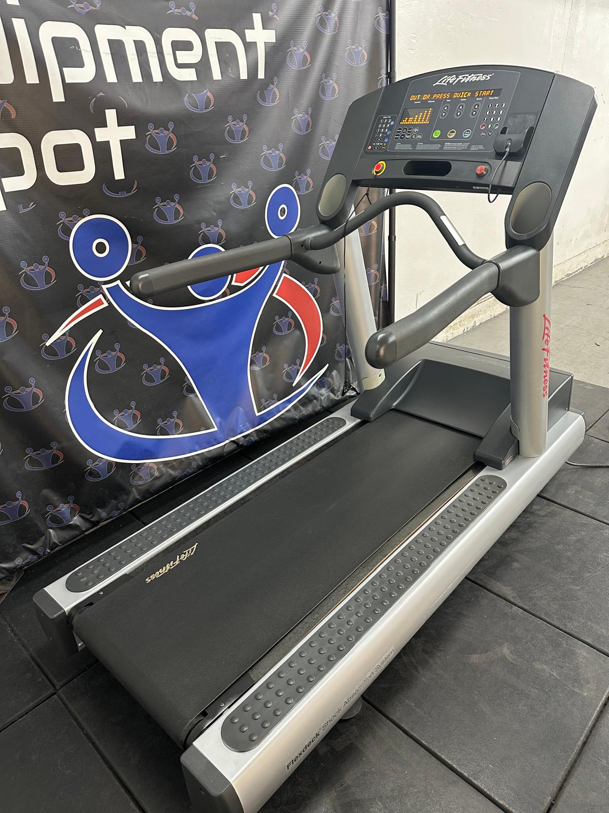 Life Fitness CLST Integrity Series Treadmill *REFURBISHED*