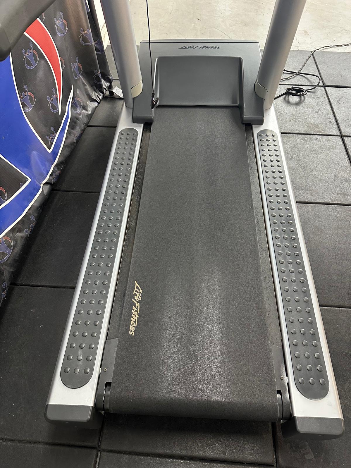 Life Fitness CLST Integrity Series Treadmill *REFURBISHED*