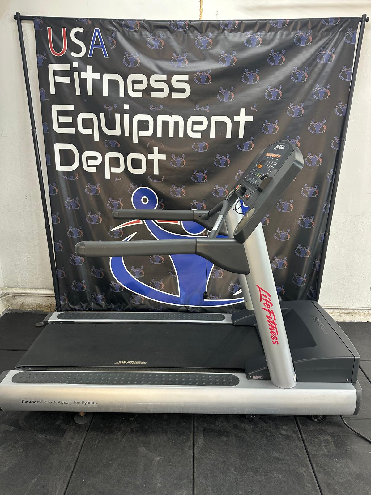 Life Fitness CLST Integrity Series Treadmill *REFURBISHED*