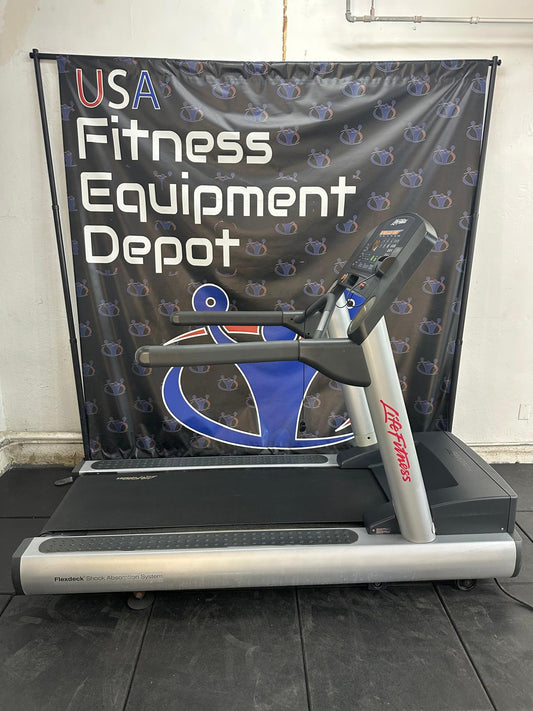 Life Fitness CLST Integrity Series Treadmill *REFURBISHED*
