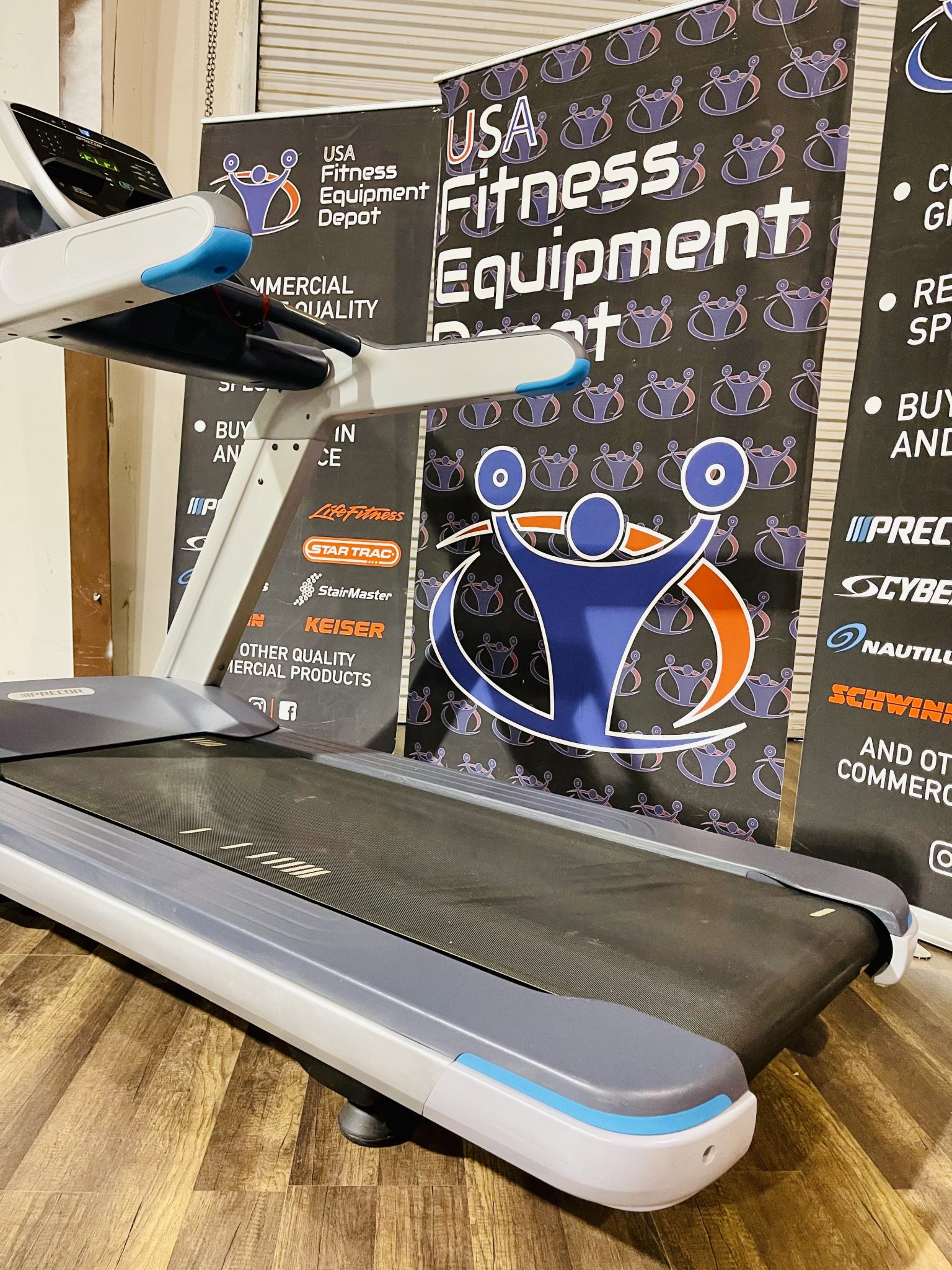 Precor TRM 811 Treadmill w/P10 Console *Refurbished* FREE SHIPPING Gym Equipment Fitness