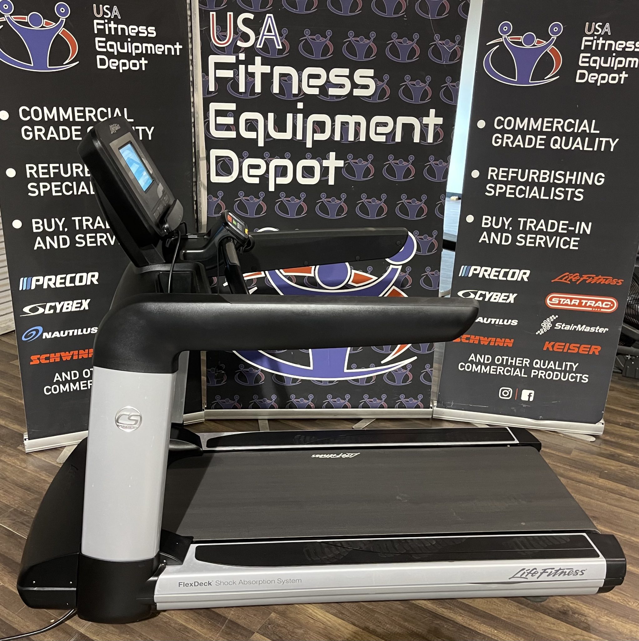 Life Fitness 95T Discover SI Series Treadmill *Refurbished* FREE